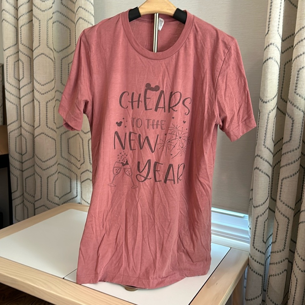 🥂 Disney ChEARS to the New Year Fireworks Calebration Rose Pink Shirt M